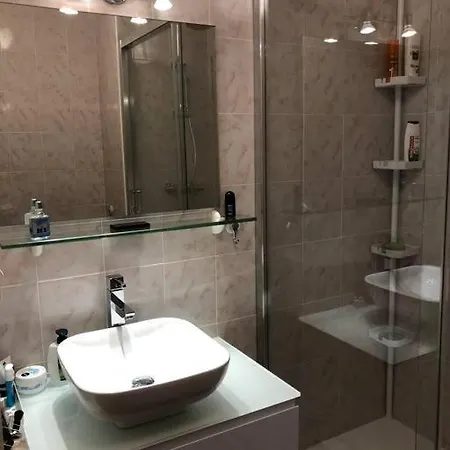 Quiet And Cozy 1br Close To And Services 아파트 *