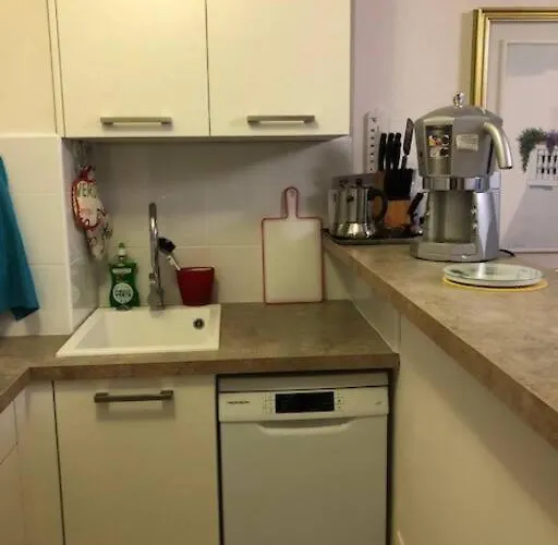 Quiet And Cozy 1br Close To And Services شقة